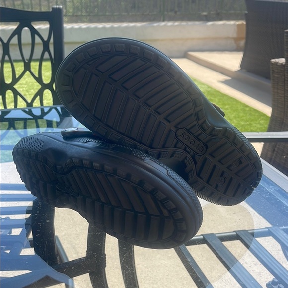 CROCS Black with Red Camo fur lined Sandals - Picture 3 of 4